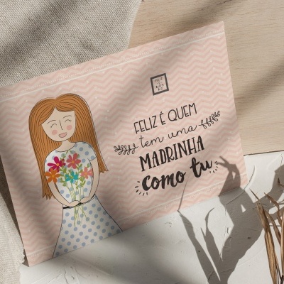 Cartão rosa com texto e ilustração de rapariga com flores