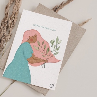 Cartão ilustrado com mulher segurando ramo verde em fundo bege