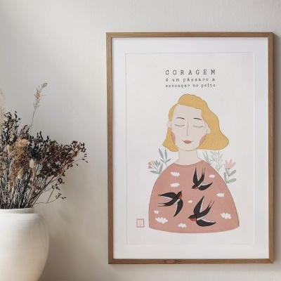 Quadro decorativo de figura feminina com paisagens e vaso com plantas secas