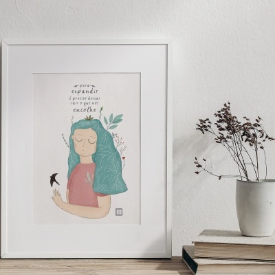 Moldura branca com ilustração de mulher de cabelo azul e texto, vaso branco com ramos secos sobre livros