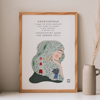 Quadro com ilustração e texto em português, emoldurado em madeira clara com vaso bege e flores secas à direita