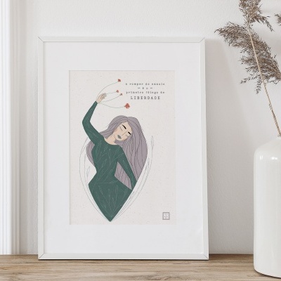 Quadro com ilustracao de mulher e texto motivacional ao lado de vaso branco com plantas secas