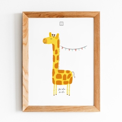 Quadro com moldura de madeira e ilustração de girafa amarela com manchas laranjas