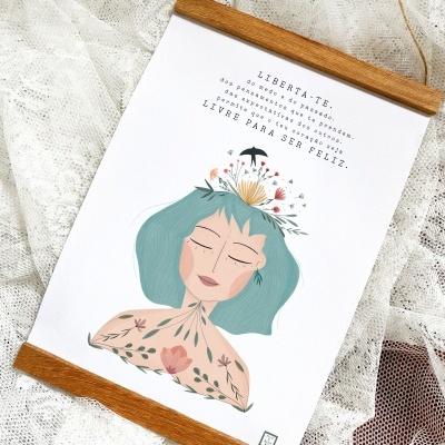 Cartaz decorativo com ilustração de mulher azul e texto em português.