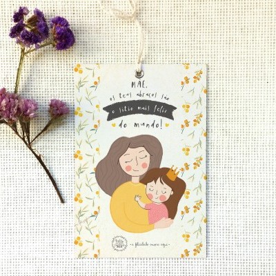 Cartão ilustrado com mãe e filha, flores amarelas e texto em português sobre tecido bege