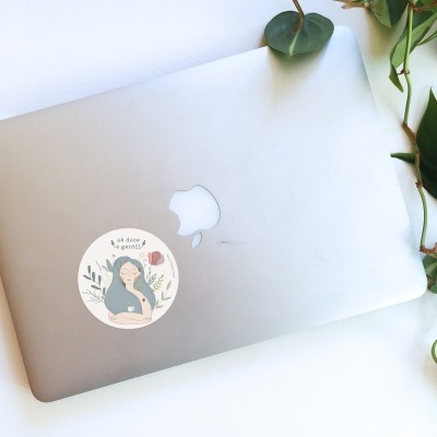 Portátil Apple MacBook com autocolante e planta verde