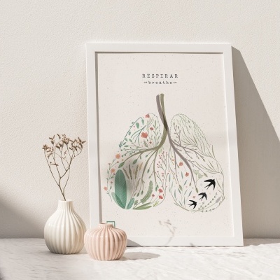 Poster em moldura com ilustração de pulmão botânico e vasos decorativos sobre mesa branca