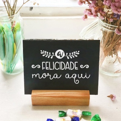 Quadro negro com frase 