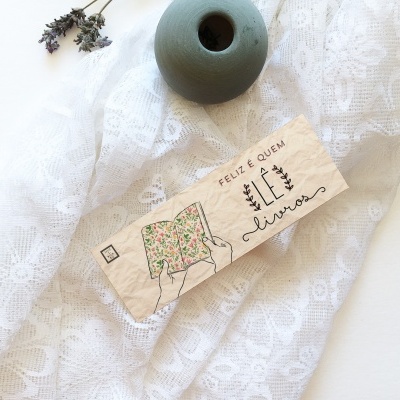 tecido branco floral com etiqueta de papel e vaso cerâmico verde