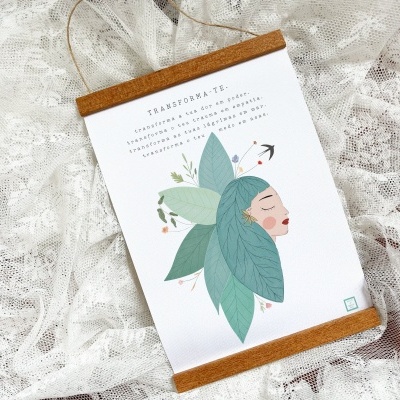 Cartaz com ilustração de mulher e folhas em fundo rendado branco