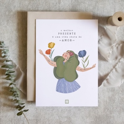 Cartão com ilustração de mulher e flores com texto em português