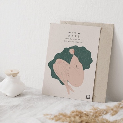 Cartaz decorativo com ilustração de mulher sentada com cabelo verde, apoiado numa parede branca, vaso branco e plantas secas na frente