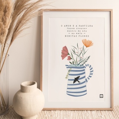 Pôster decorativo com ilustração de flores num jarro azul e branco com texto em português, em ambiente minimalista com vasos e plantas secas.