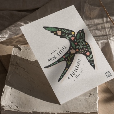 Cartão com ilustração colorida de pássaro e texto em português sobre superfícies texturizadas.