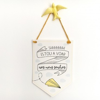 Placa decorativa pendurada com texto e ilustração de avião de papel