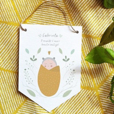 Placa decorativa com ilustração de bebé e texto 'Gabriela O mundo é mais bonito contigo!'