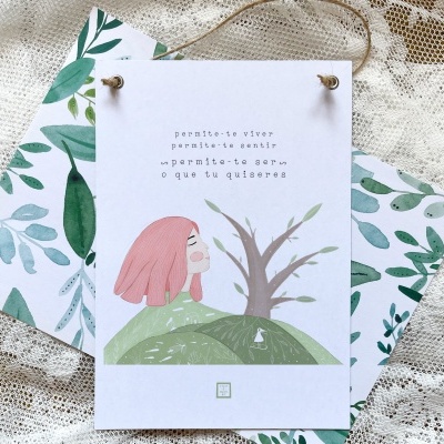 Cartão ilustrado com texto em português e envelopes com padrão de folhas sobre tecido rendado