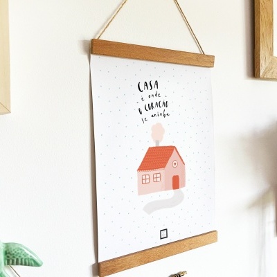 Póster decorativo com desenho de casa e texto em português pendurado na parede