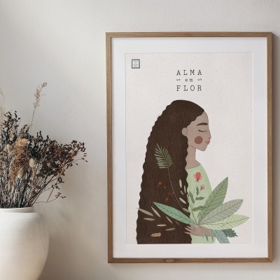 Ilustração de uma mulher com flores e folhas numa moldura de madeira sobre uma parede branca com um vaso branco ao lado.