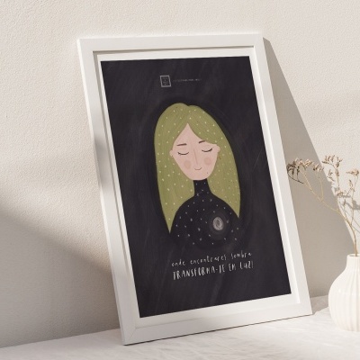 Quadro com ilustração de rapariga com cabelo loiro esverdeado e vestido preto com estrelas em moldura branca, ao lado de jarros decorativos