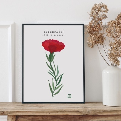 Quadro com flor vermelha e texto 'LIBERDADE! - hoje e sempre' e vaso branco com flores secas.