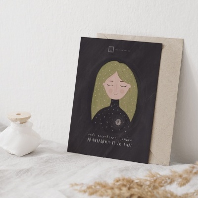 Cartão postal ilustrado com mulher de cabelo verde, cerâmica branca e tecido cinzento sobre mesa