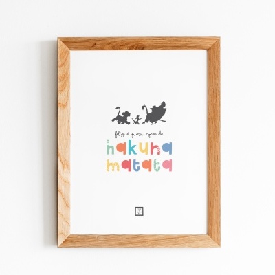 quadro com moldura de madeira e ilustração colorida com texto Hakuna Matata