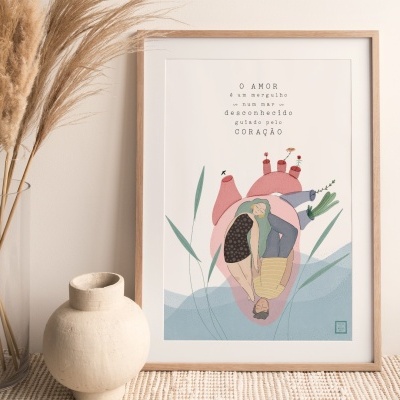 Poster com coração ilustrado e texto sobre o amor, ao lado de vaso branco e plantas secas.