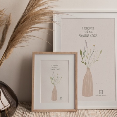 Dois quadros com ilustrações de vasos e texto em francês e português ao lado de um vaso decorativo com plantas secas