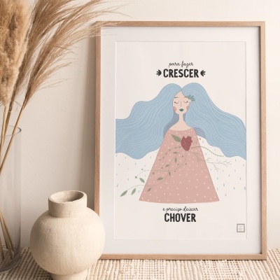 Pôster decorativo com ilustração de mulher e texto em português, sobre mesa com vaso e ramos secos