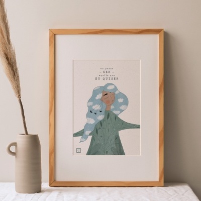 Quadro em moldura de madeira com ilustração de mulher e texto, junto a vaso cerâmico com planta seca