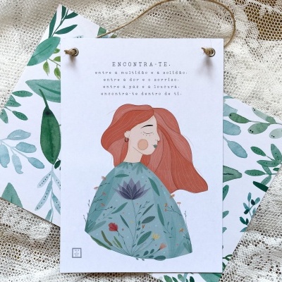 Cartão decorativo com ilustração de mulher ruiva e texto em português, pendurado com cordão