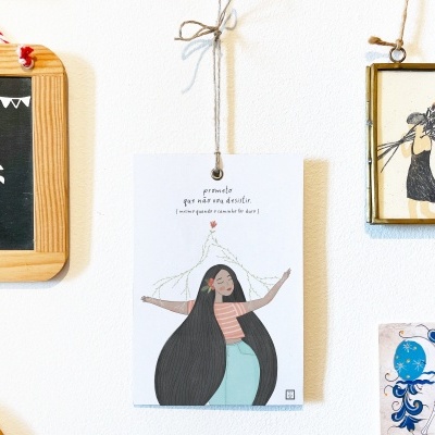 Quadros decorativos pendurados em parede branca com texto e ilustrações diversas