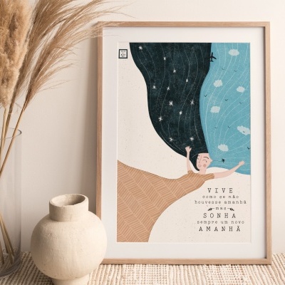 Poster ilustrativo com desenho de rapariga e texto em moldura de madeira ao lado de vasos e plantas secas