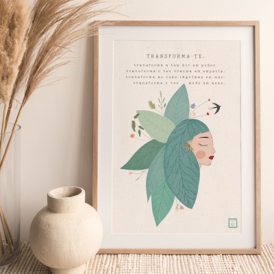 Moldura de madeira com ilustração e texto TRANSFORMA-TE com vaso cerâmico e ramos secos