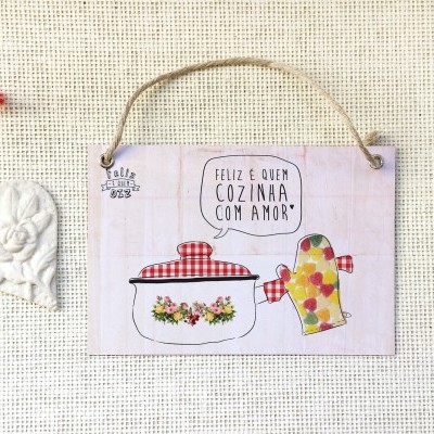 Placa decorativa de cozinha com tacho e luva colorida e corda, e coração branco pendurado