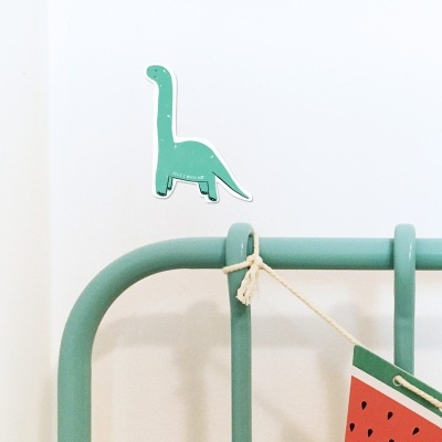 Estrutura metálica verde com clip dinossauro e bandeira melancia