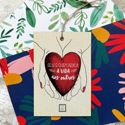 Cartões postais coloridos com padrões florais e texto inspirador