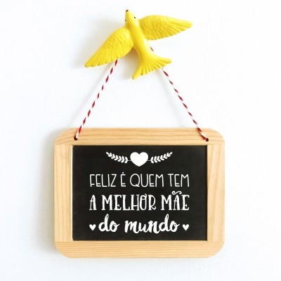 placard de quadro-negro com mensagem para a melhor mãe e pombo amarelo pendurado