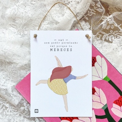 Placa decorativa com bailarina e texto pendurada com fundo rendado e capa floral