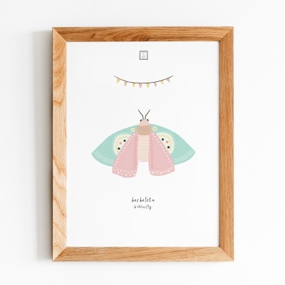 Quadro com ilustração de borboleta em moldura de madeira clara