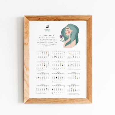 Calendário 2026 com moldura de madeira, ilustração feminina e texto em português.