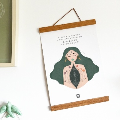 Póster com ilustração de mulher e texto em português pendurado numa parede