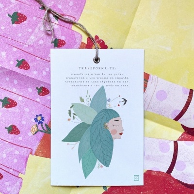 Etiqueta pendurada sobre tecido com padrão de morangos e flores