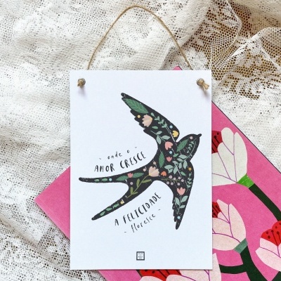 Cartão decorativo com ilustração de pássaro floral e texto em fundo rendado.