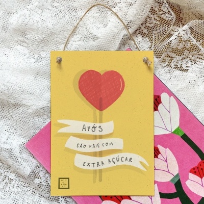 Cartão decorativo amarelo com balão vermelho em forma de coração e texto sobre avós