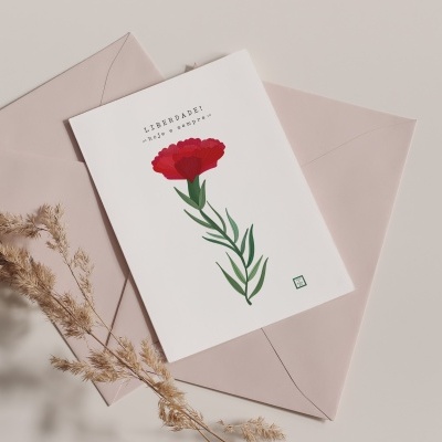 Cartão com flor vermelha e texto liberdade com envelope rosa e ramos secos