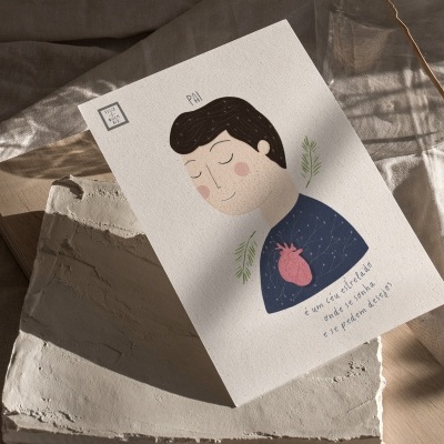 Cartão ilustrado com rosto de pessoa e frase em português sobre superfície texturada clara