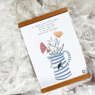 Pendurador de parede com design floral e texto em português.