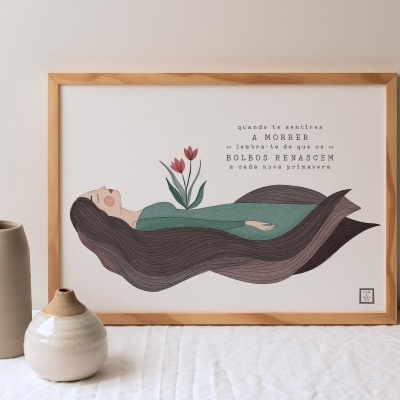 Pôster com ilustração feminina e texto emoldurado em madeira clara sobre mesa com dois vasos cerâmicos